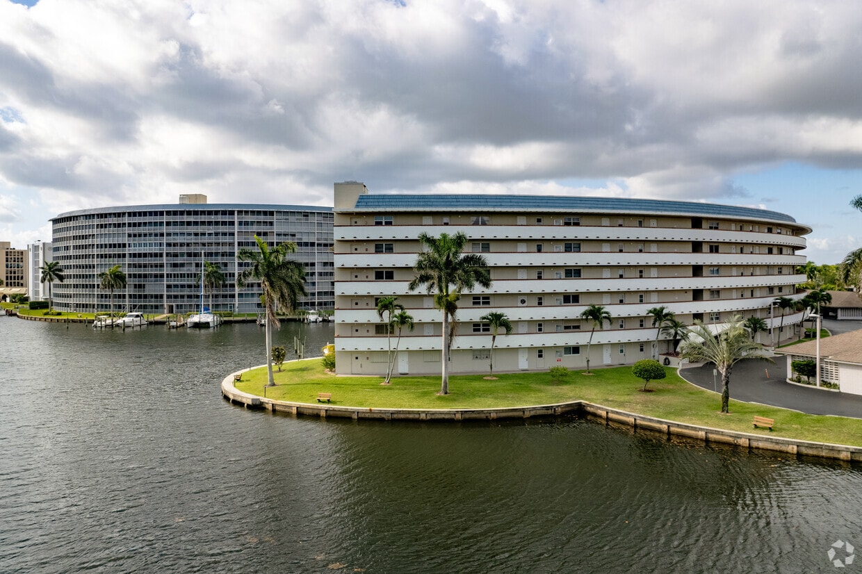 Building Photo - Hillsboro Cove Condos
