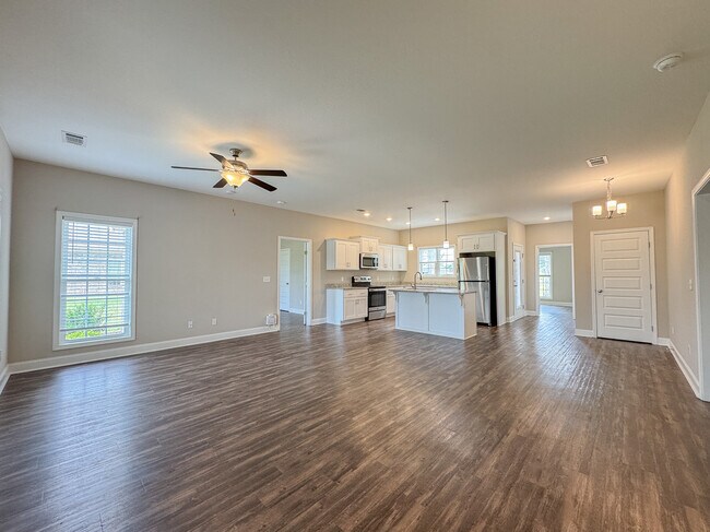 Building Photo - 211 Silverthorn Dr