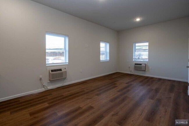 Building Photo - 72 Burroughs Pl