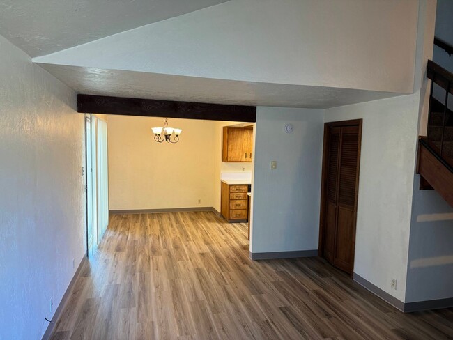 Building Photo - 2 Bedroom Duplex in Southwest Eugene