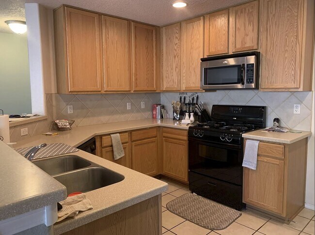 Kitchen - 11005 Fort Point Ln NE