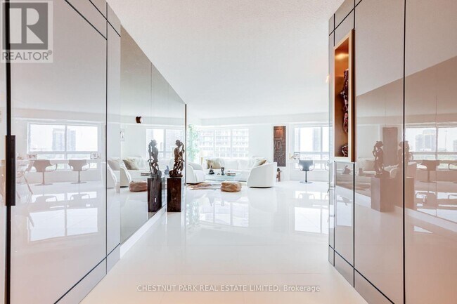 Photo du bâtiment - 2111 Lake Shore Blvd W