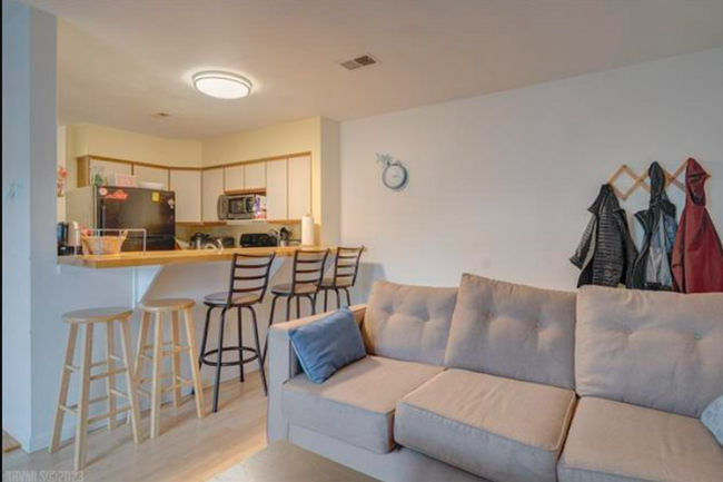 Building Photo - Partially Furnished Condo Near VT