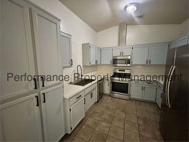 Foto del edificio - Stunning 5 Bed/2 Bath S Bakersfield Home w...