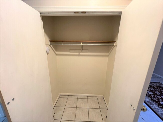 Building Photo - Spacious, 2 Bdr, 1 Bath Apt One Block east...