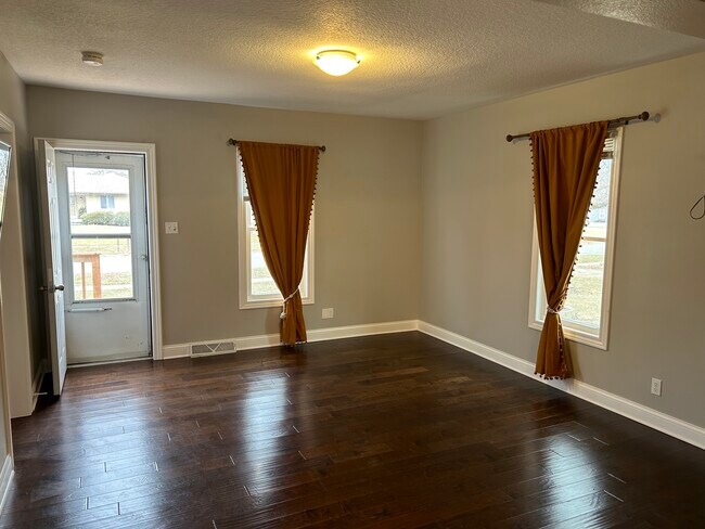 Living room, with front door entry - 740 Ashworth Dr