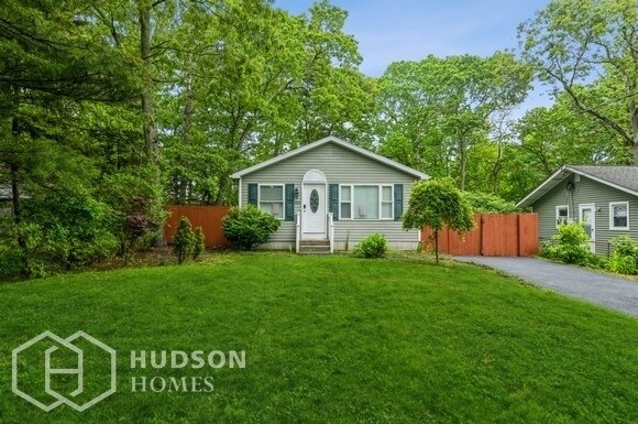 Foto principal - NOW AVAILABLE! 251 Pawnee Avenue, Mastic, ...