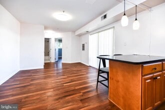 Building Photo - 1386 Bryant St NE