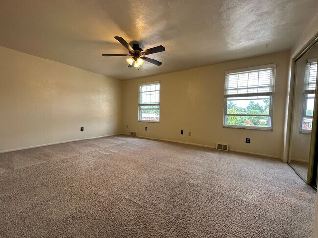 Building Photo - Beautiful Two Bedroom Townhouse in Plum! Equipped Kitchen, Patio & More! Call Today!