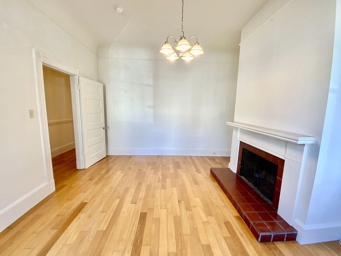 Primary Photo - Full Floor Flat. PARKING! IN-UNIT LAUNDRY!...