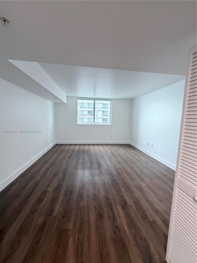 Building Photo - 1800 N Bayshore Dr