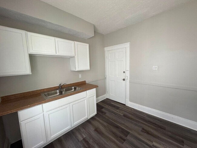 Foto del edificio - 10012 Manor Ave