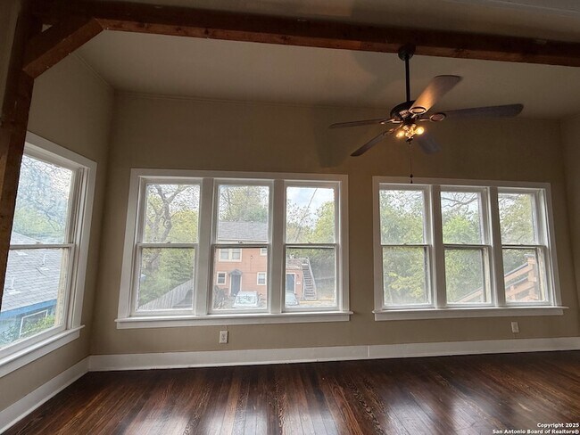 Foto del edificio - 210 Eleanor Ave