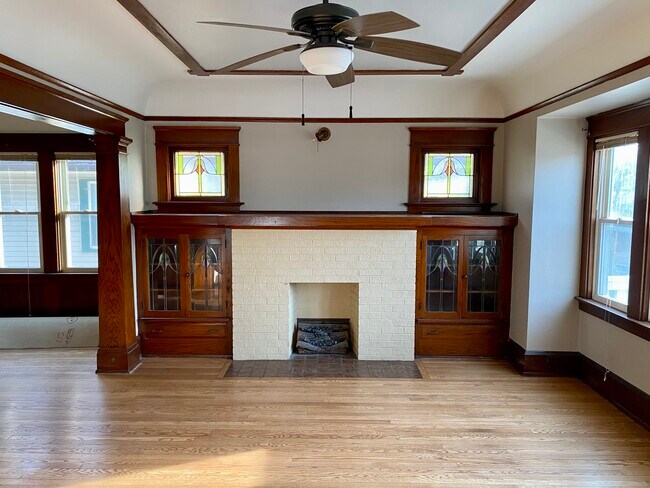 Sala de estar (empotrable) - 1320 N 46th St