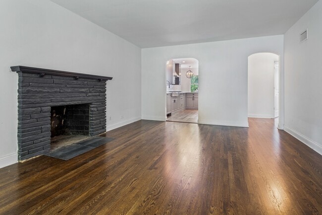 Building Photo - 6114 N Lenox Ave