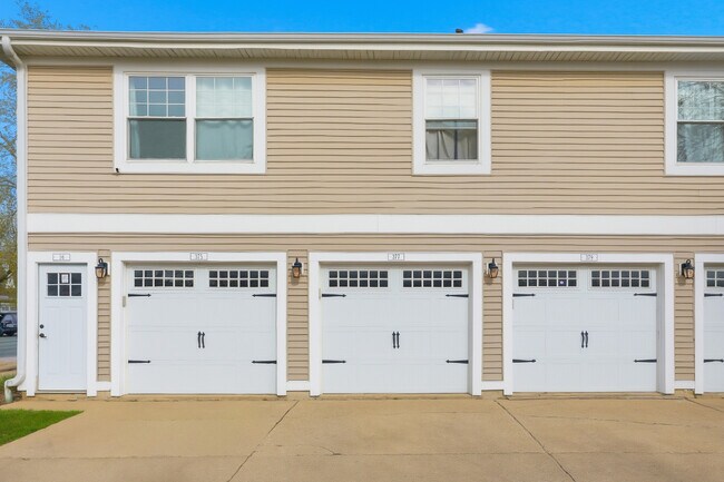 Foto del edificio - 377 Farmingdale Cir