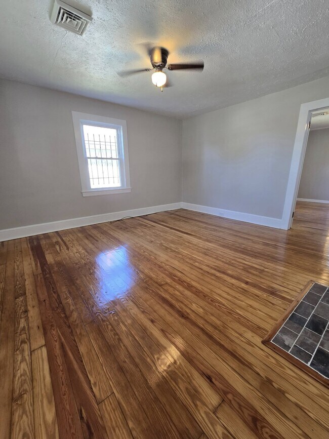 Foto del edificio - 880 Franklin Turnpike