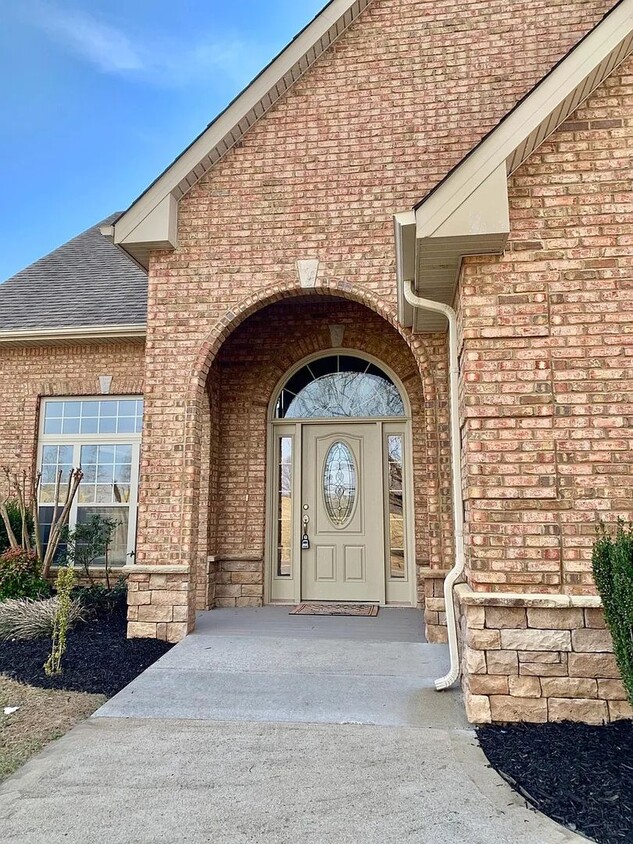 Foto principal - Charming All-Brick Home with In-Ground Poo...