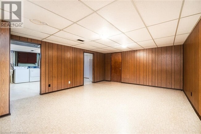 Photo du bâtiment - 100 Hadeland Ave