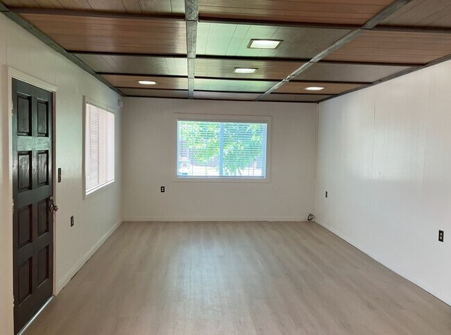 Foto del edificio - 820 Lone Palm Ave