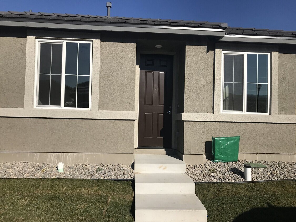 Primary Photo - Beautiful Newly Built 3 Bedroom Home in Sp...