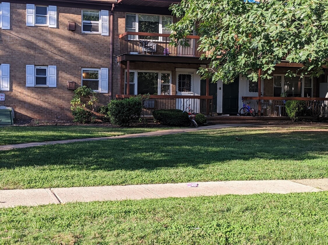 55 Gill Ln Unit 18, Iselin, NJ 08830 Condo for Rent in Iselin, NJ