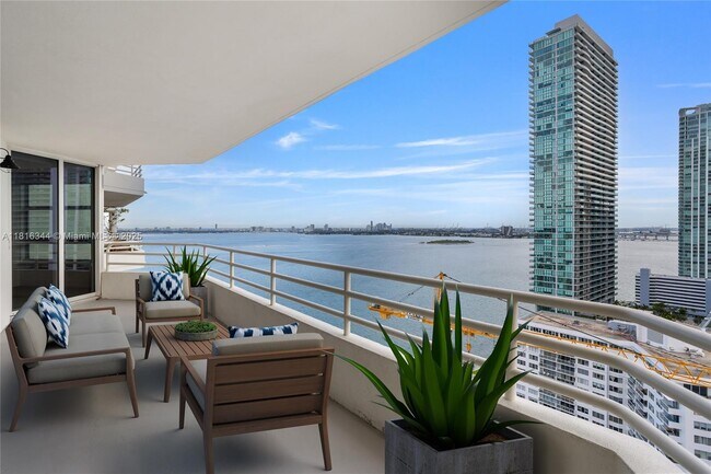 Foto del edificio - 555 NE 34th St