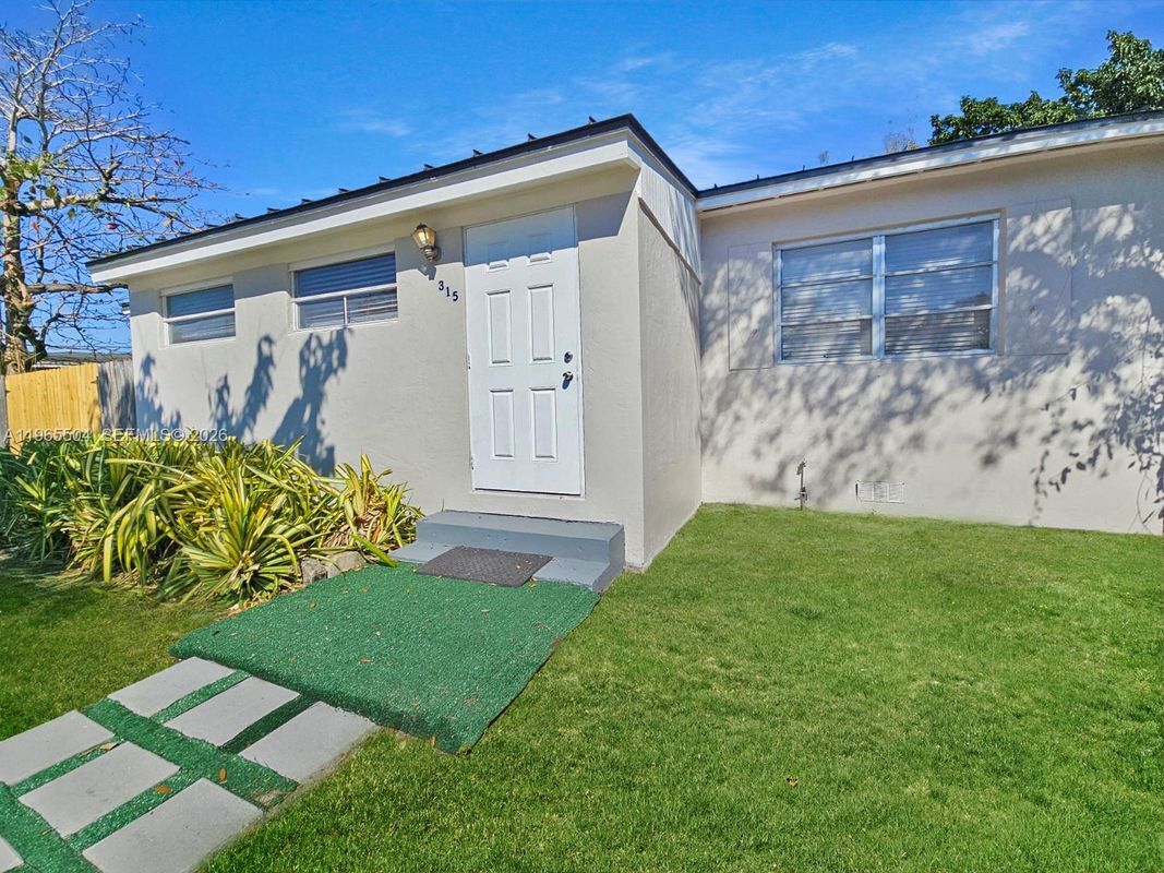 Foto del edificio - 315 NE 165th St