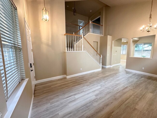 Building Photo - Beautiful Natomas Park Home – 5 Bed / 3 Bath, new interior paint, 2 story!