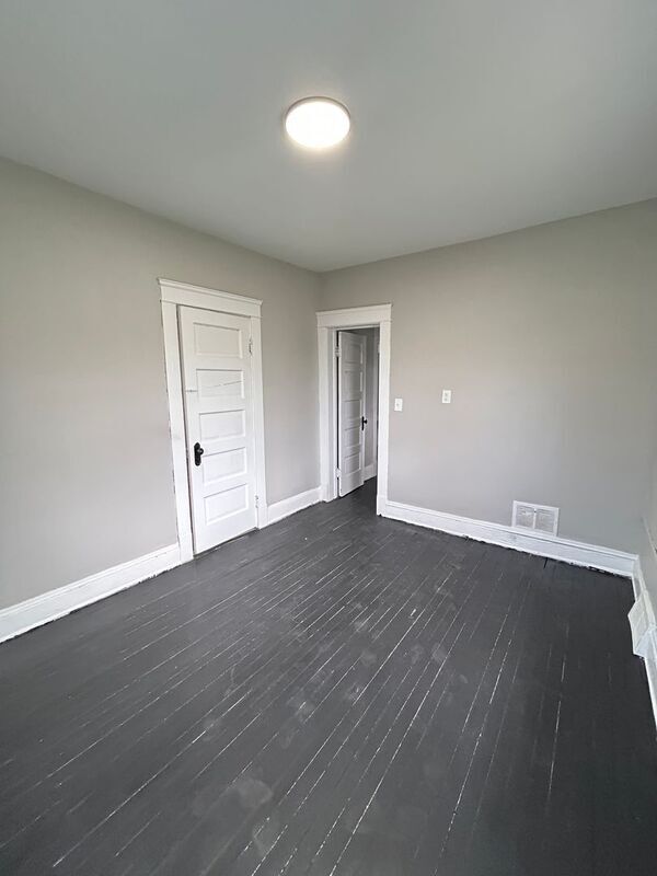 Foto del edificio - 2932 E 118th St