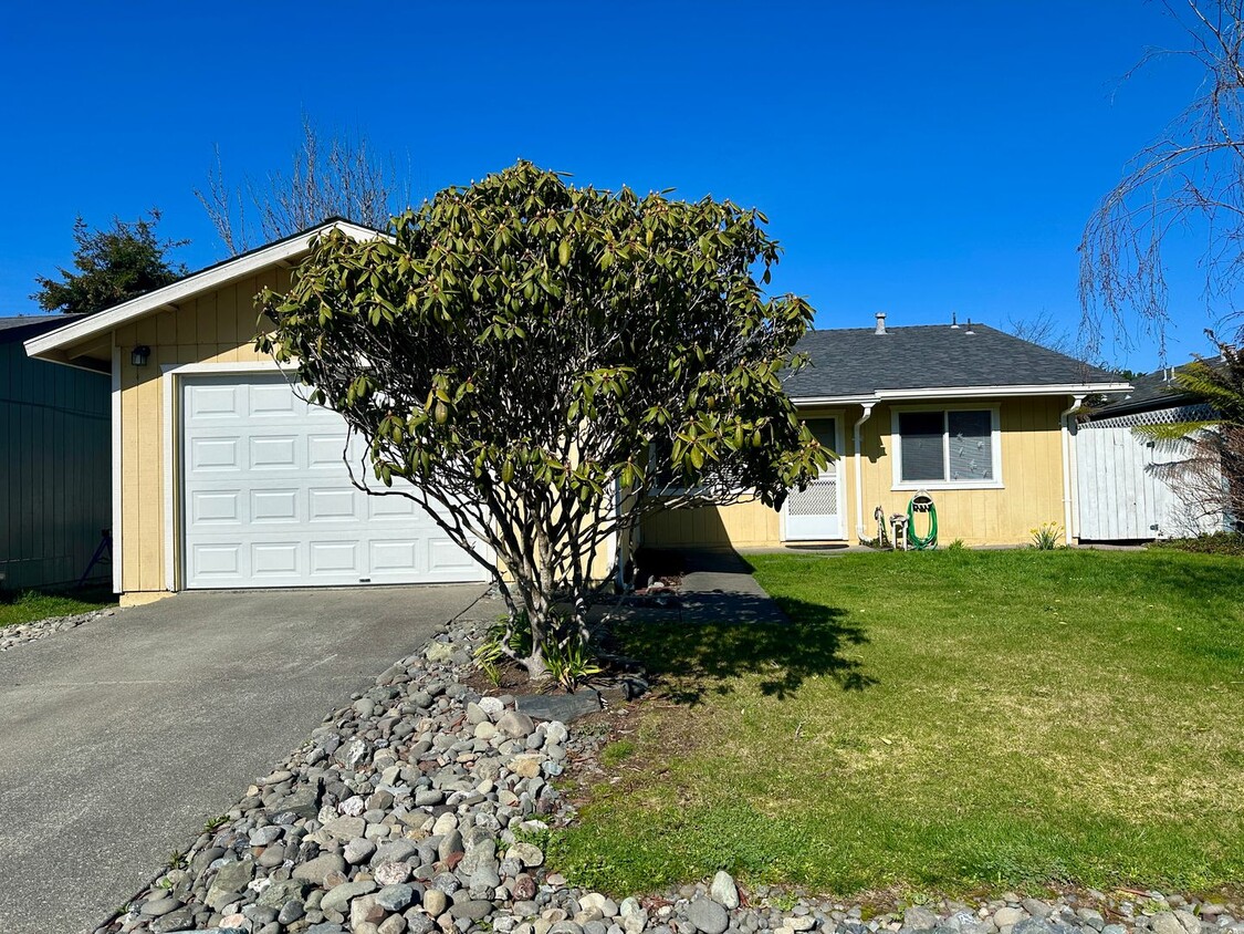 Foto principal - McKinleyville 3/1 with Garage & Fenced Yard