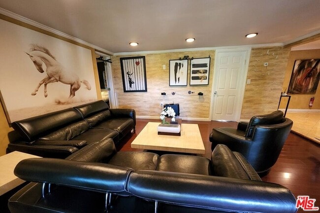 Foto del edificio - 15555 High Knoll Rd