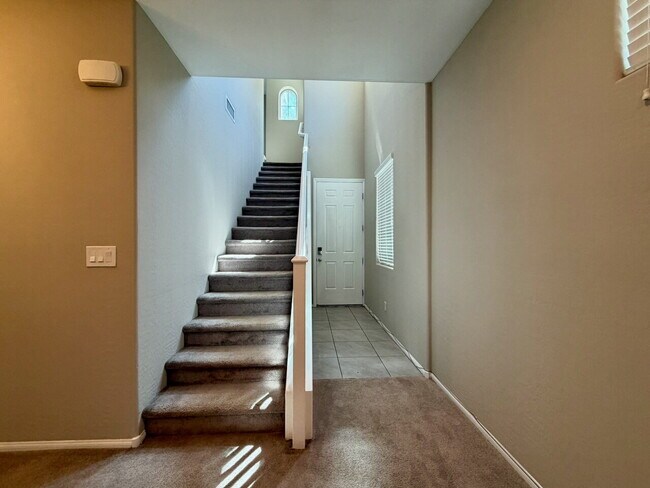 Foto del edificio - TWO STORY 3 BED 2.5 BATH HOME WITH SOLAR.