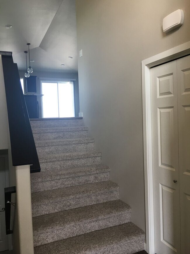 Building Photo - 4 Bed 2 Bath Single Family Home