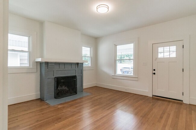 Building Photo - 512 Granville Dr SW