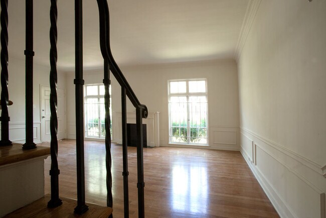 Sala de estar - 8344 De Longpre Ave
