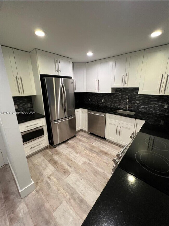 Building Photo - 10425 SW 112th Ave