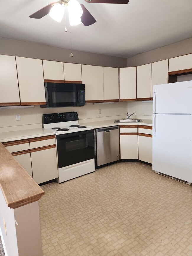 Building Photo - 116 Pickwick Pl