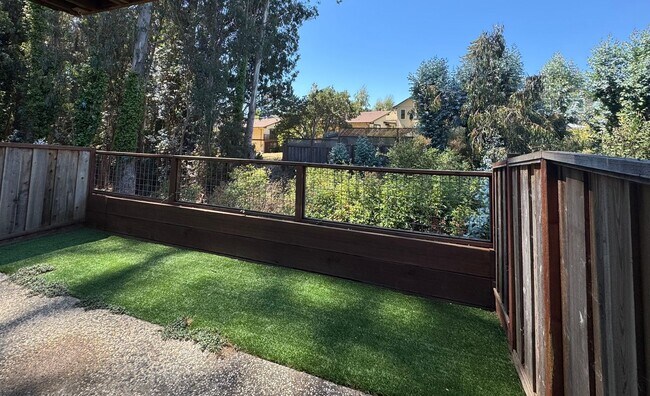Foto del edificio - Tucked-away Beautiful Two-Story, 2bedroom,...