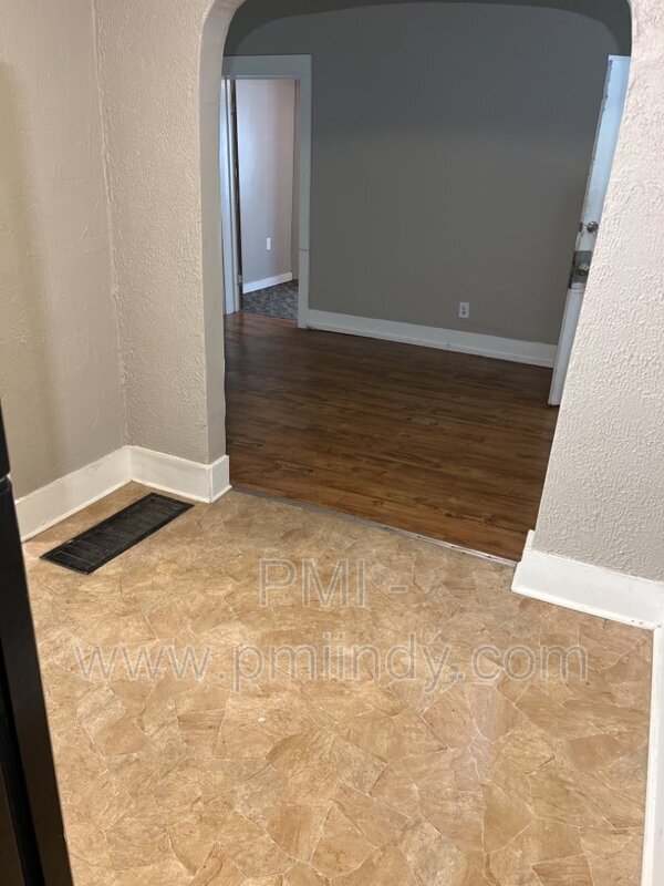 Building Photo - 1308 W 3rd St