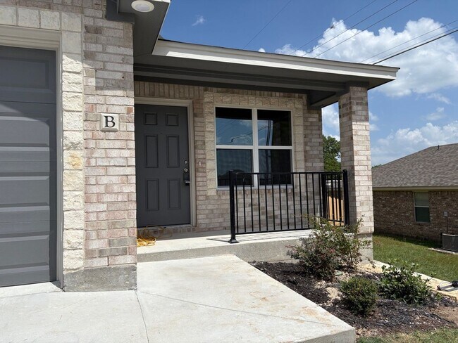 Building Photo - 2109 Wildewood-B