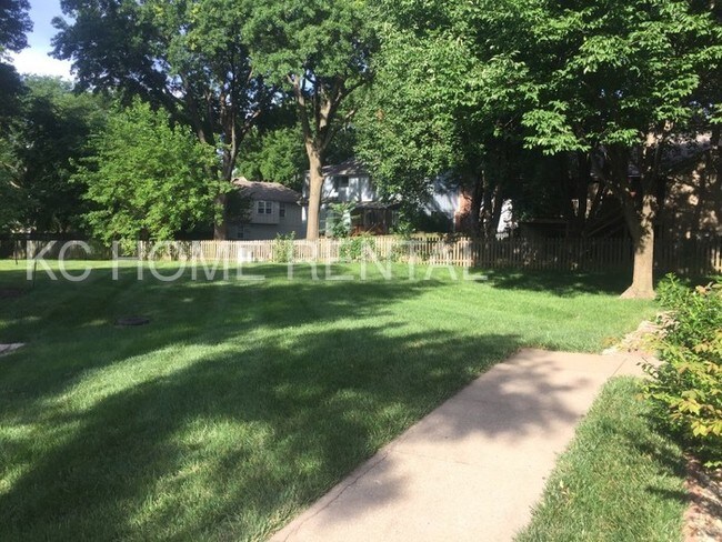 Building Photo - GREAT 2B2B TOWNHOME IN LENEXA