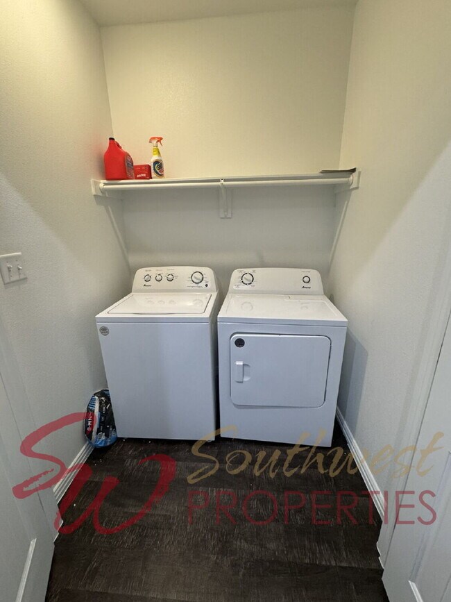 Foto del edificio - Modern 3 Bed / 3 Bath Duplex Near Campus – Lawncare Included!