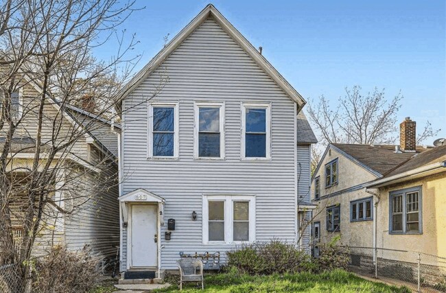 Front - 617 Maryland Ave E