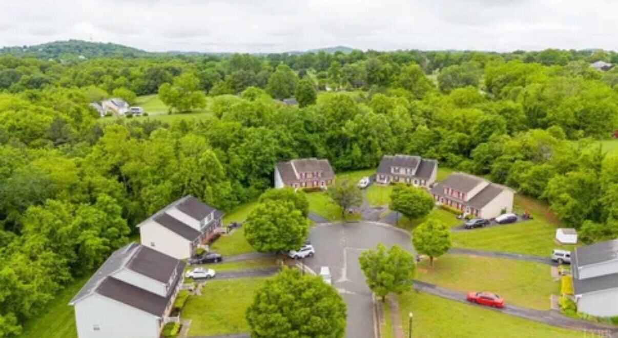 Foto principal - Bedford townhome. 3 bed / 2 bath