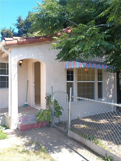Foto del edificio - 1580 N Orange Grove Ave