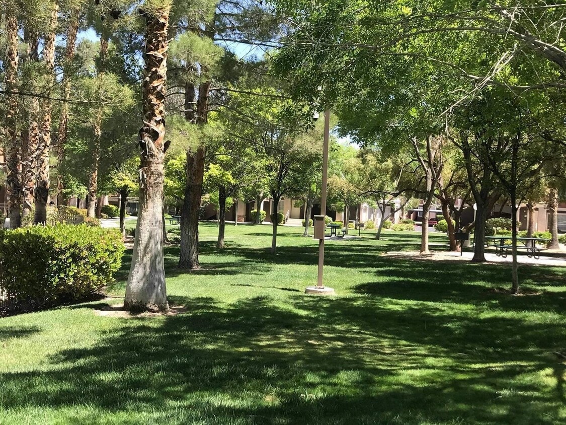 Foto principal - 3 bed, 2 bath, 2 car garage townhouse for ...