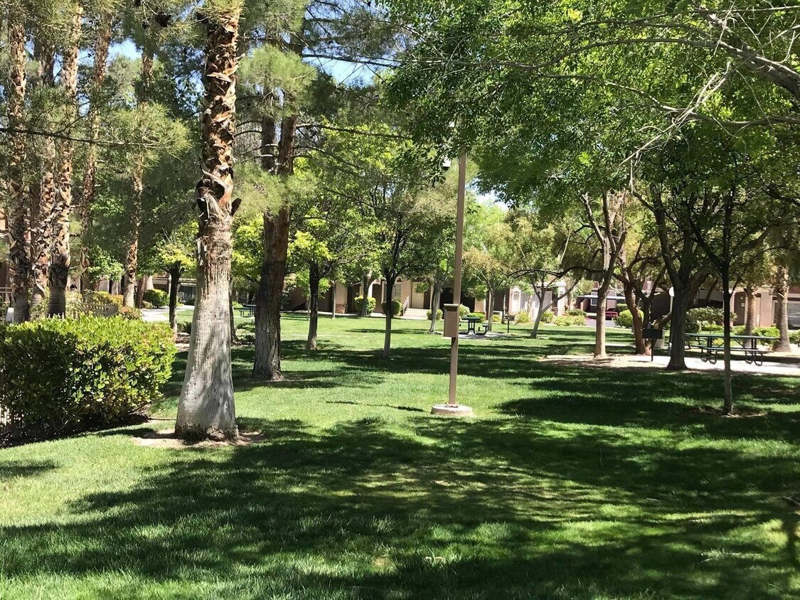 Foto principal - 3 bed, 2 bath, 2 car garage townhouse for rent