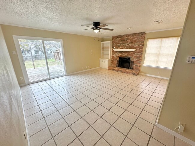 Foto del edificio - AVAILABLE NOW!