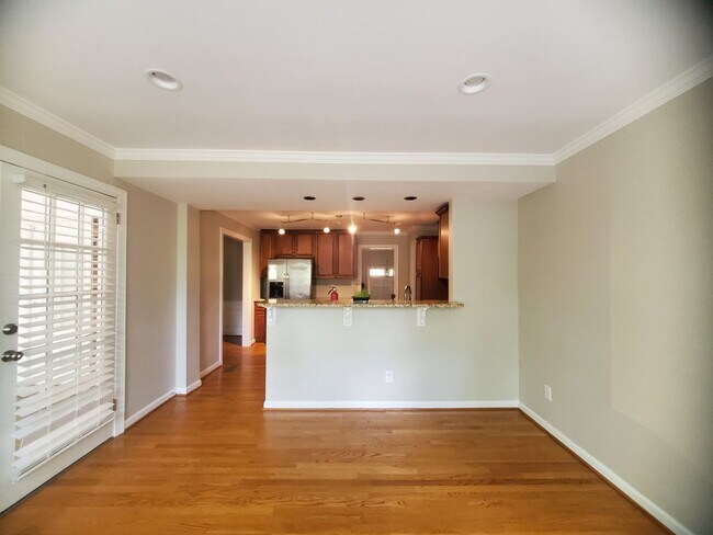 Building Photo - 2721 Huntington Rd